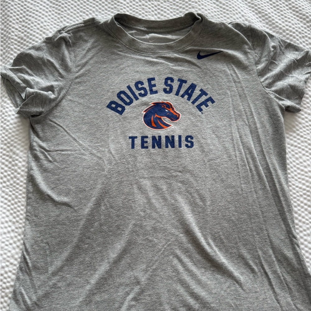 EUC Women’s Nike Gray Boise State Tennis Tee  medium